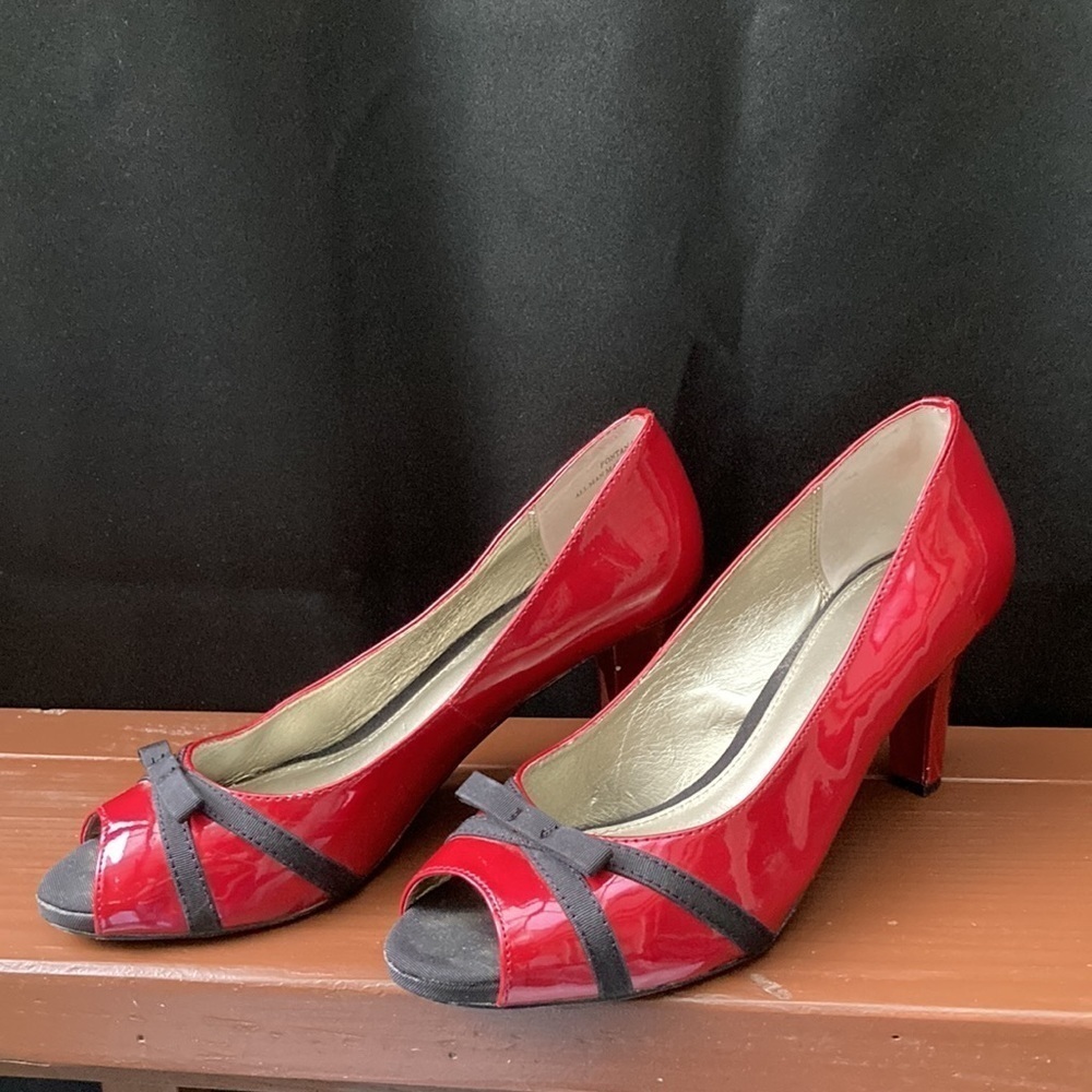 Liz Claiborne vegan leather red open toe with black bow on toes, Size 7.5 - Picture 3 of 7